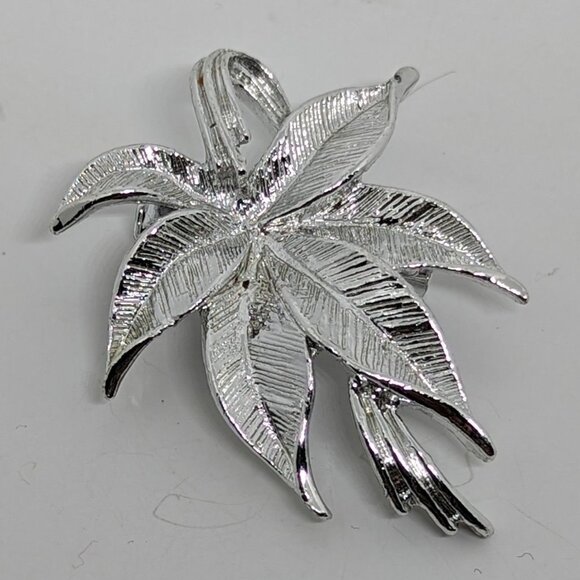 Vintage Signed Gerrys Silver Tone Leaf Brooch Pin - Picture 1 of 3
